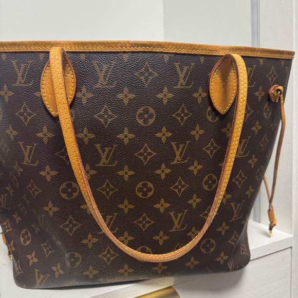 Louis Vuitton - Picture 1 of 2
